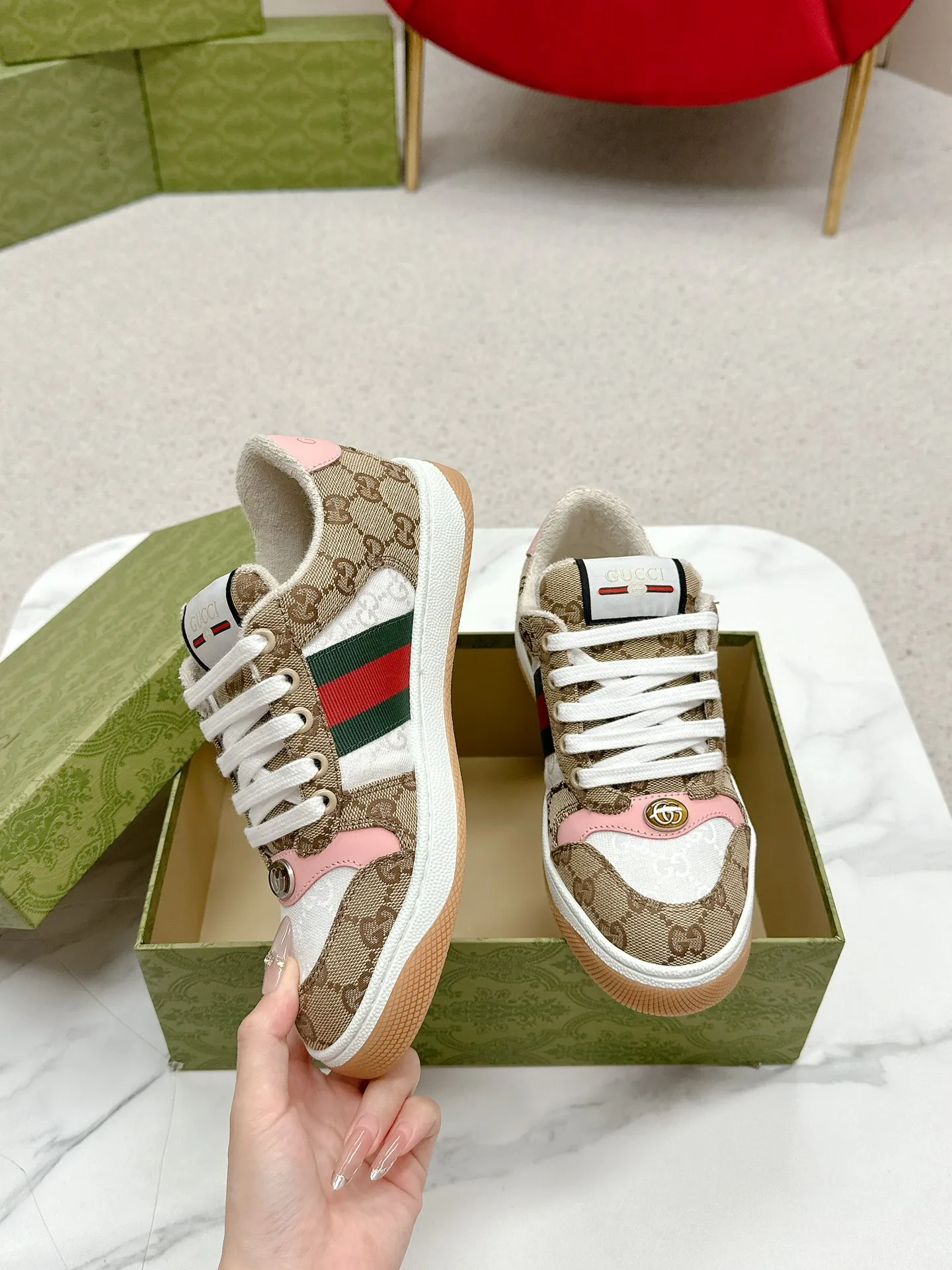 👟👟Ex-factory price 480👟👟 Gucci————Purchase version GG series distressed dirty shoes-hot style is coming! 9 times out of 10 sales, you will definitely get the money. Ready stock! Spot goods! Spot goods! New colors added - the ultimate version on the market! Purchase the original version and develop it... fabric, material, outsole, and details can be compared at will! Open-mold Swarovski one-to-one replica rhinestone chain...Metal cherry pendant...Metal double G crystal cylindrical mark...Gucci original customized narrow webbing...Super flash series - flash diamond chain. The cherry decoration is detachable and can be changed into two to match with each other to show your personality. Exclusive color-brushed cowhide fabric. Hand-made distressed is very textured and has a sense of luxury! The details of the workmanship can be seen in the drawings, and no line is missed. The original terry cloth is delicate, soft and more comfortable and breathable. The privately stamped two-color original TPU outsole (lower layer is wider, upper layer is narrower). Matching packaging⭐️ Size: Female 35-40 (Female 41 customized)